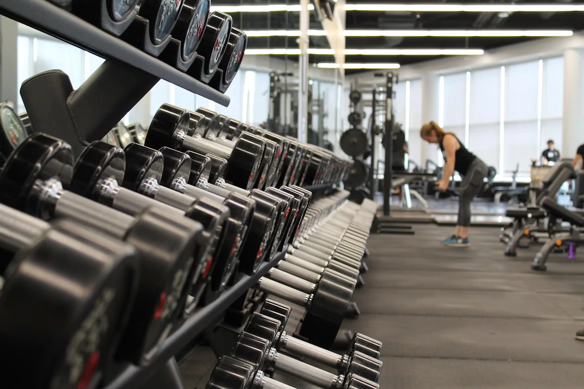 Oameni antrenându-se într-o sală de fitness